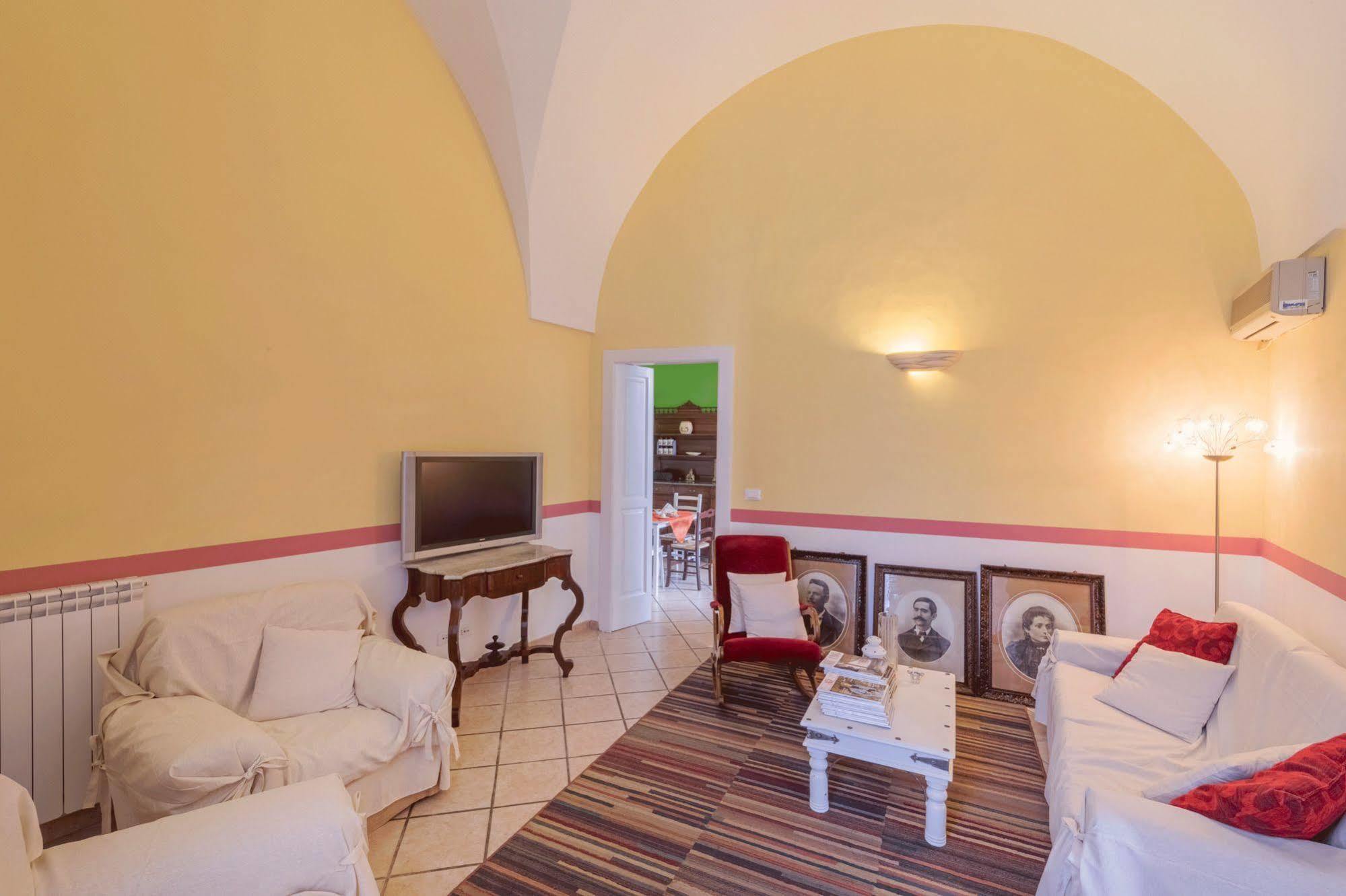 La Naca Della Taranta B&B Галатина Экстерьер фото