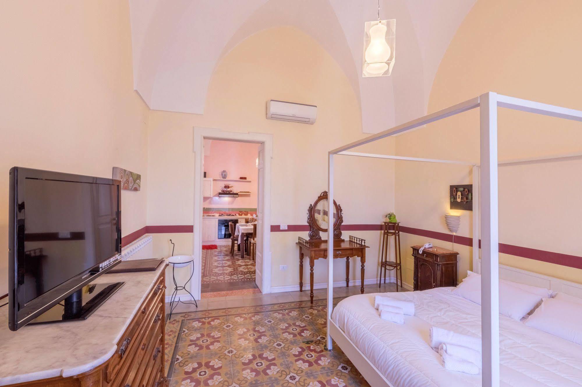 La Naca Della Taranta B&B Галатина Экстерьер фото